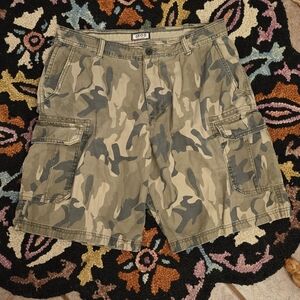 🔥🔥Izod Men's Green and Tan Cargo Shorts🔥🔥Size 34